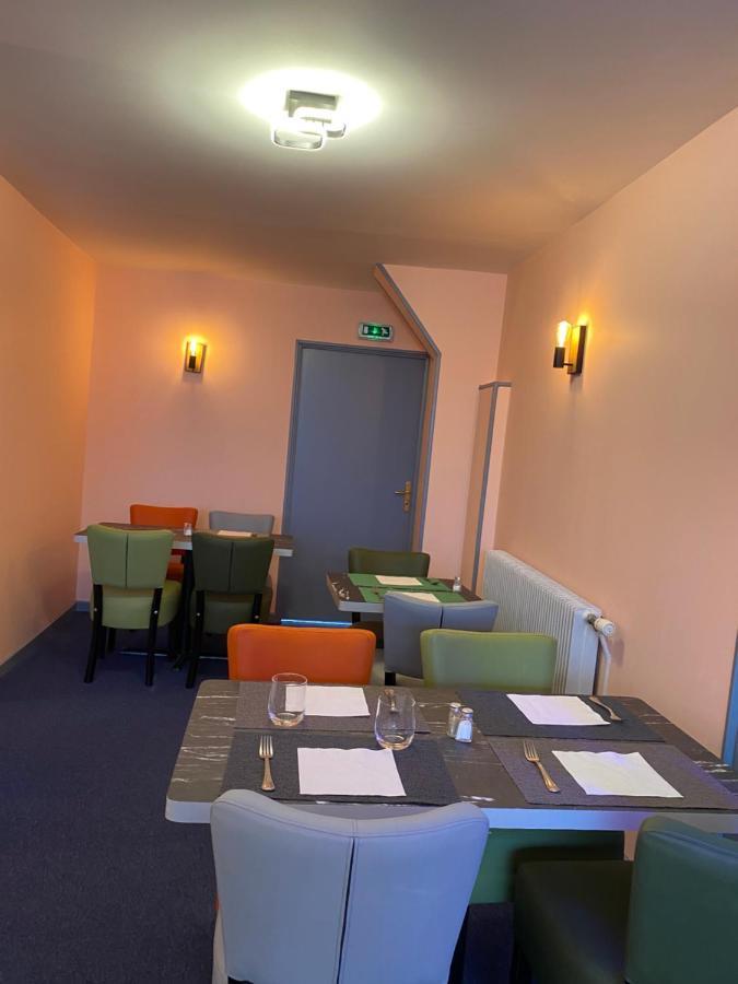 Logis - Hotel Et Restaurant Le Sofhotel Forges-les-Eaux Exterior photo